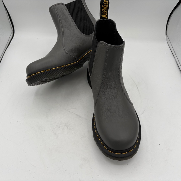 Dr. Martens 2976 Women US 10 Gray Virginia Leather Chelsea Boots New with tags - Picture 2 of 15